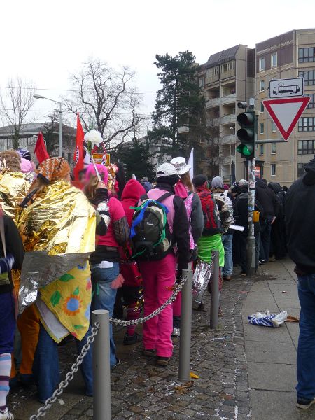 Demo startet vom Albertplatz - pinkbunter Block