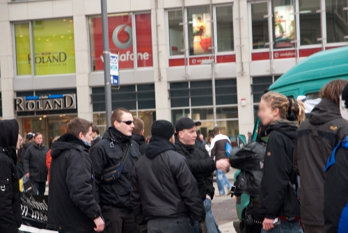 Mobikundgebung am 6. Februar 2010 vor der Altmarktgalerie - mit Störung durch 20 Nazis