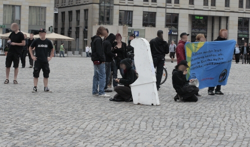 Spontane Kundgebung des AK Antifa auf dem Dresdner Altmarkt