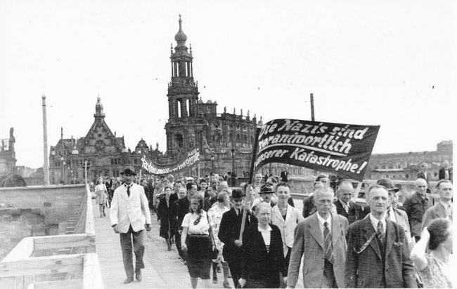KPD-Demonstration über die Augustusbrücke am 28. Juli 1945